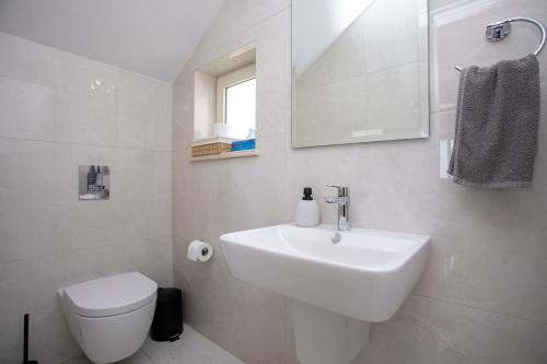 Bilik mandi di MyCyprusStay - Jo's Sunny SeaView Villa