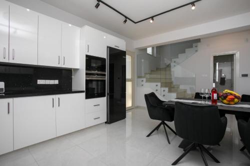 Dapur atau dapur kecil di MyCyprusStay - Jo's Sunny SeaView Villa