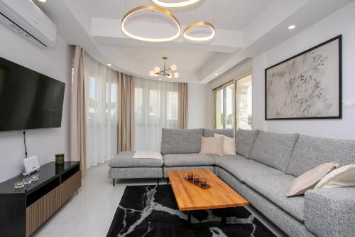 Televisyen dan/atau pusat hiburan di MyCyprusStay - Jo's Sunny SeaView Villa