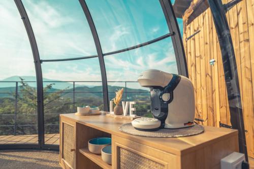 un mixeur posé sur un support en bois devant une fenêtre dans l'établissement Les Dômes du Ventoux, à Saint-Romain-en-Viennois