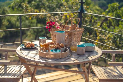 - une table avec un plateau de nourriture et un panier de nourriture dans l'établissement Les Dômes du Ventoux, à Saint-Romain-en-Viennois