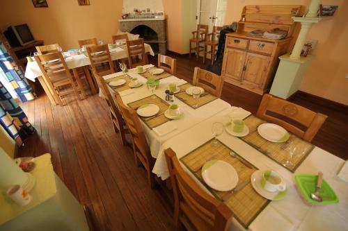 an overhead view of a dining room with a table and chairs at Casa Verde Hostal in Sucre