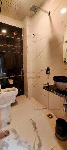 Koupelna v ubytování Hotel Varuna Grand