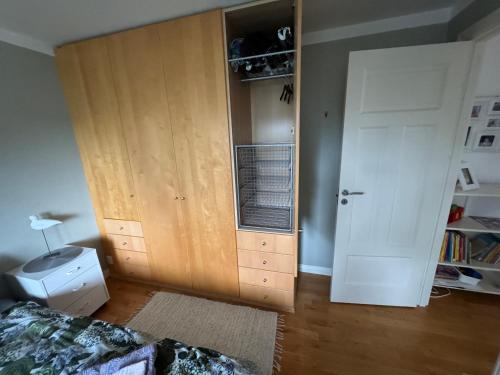 a room with a closet with a window and a door at Villa Jan in Öckerö