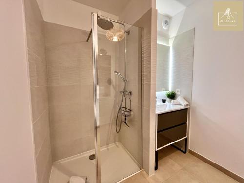 une salle de bain avec douche et lavabo dans l'établissement Le Coba Beach - P3 Cosy, Clim, Parking, Plage à 10 min à pied, à La Grande Motte