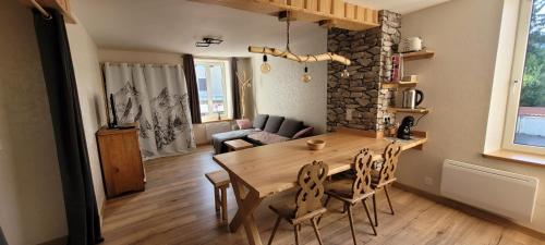 una sala da pranzo con tavolo e sedie in legno di Appartement 49m2 hyper centre a Gérardmer