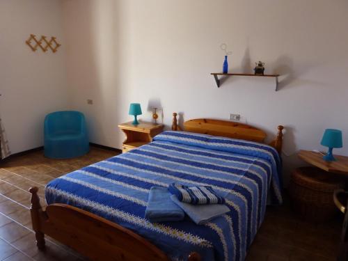ein Schlafzimmer mit einem Bett mit blauen Handtüchern darauf in der Unterkunft Piccola Perla A Livo in Livo