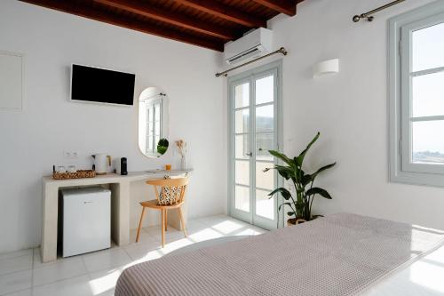 Naxos Tower photo 2