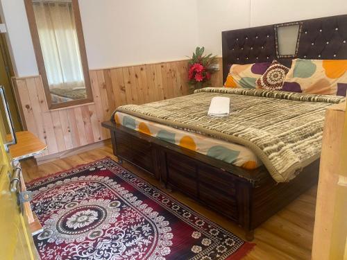 um quarto com uma cama e um laptop em cima em Om parvati em Kasol
