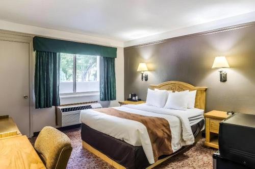 Postel nebo postele na pokoji v ubytování Quality Inn