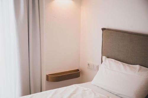 a bedroom with a bed with a pillow and a window at Appartements Brigg & Schoner in Neuharlingersiel