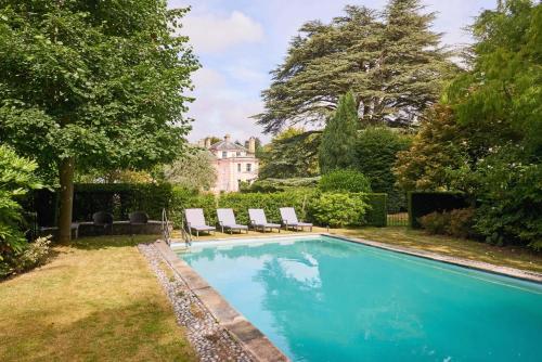 Πισίνα στο ή κοντά στο Large Manor House with Pool Hot Tub & Gardens