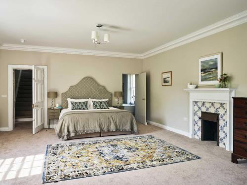 Ένα ή περισσότερα κρεβάτια σε δωμάτιο στο Large Manor House with Pool Hot Tub & Gardens