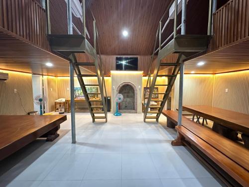Palanda nebo palandy na pokoji v ubytování Ngoc Linh Villas