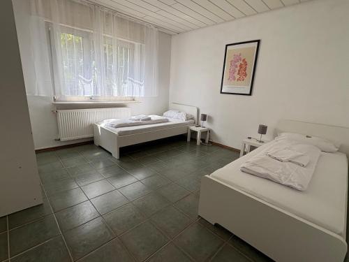 Giường trong phòng chung tại Gruppenapartment mit Wintergarten