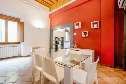 ein Esszimmer mit einem Glastisch und weißen Stühlen in der Unterkunft Tower inn in Florenz