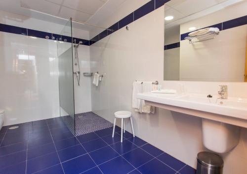 a bathroom with a sink and a shower at Hotel Voramar in Benidorm