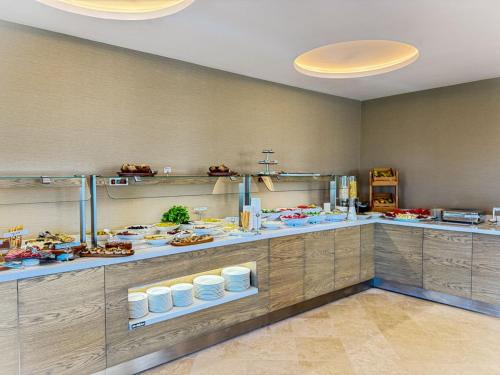 a kitchen with a buffet of food on display at Cunda Kızılca Deluxe Hotel & SPA in Ayvalık