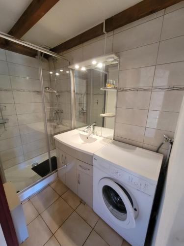 - un lave-linge blanc dans la salle de bains pourvue d'un lavabo dans l'établissement Jolie maison d'angle, pour 4 couchages, terrasse, résidence piscine commune à 400m plage de PORTIRAGNES PLAGE LRJP134, à Portiragnes