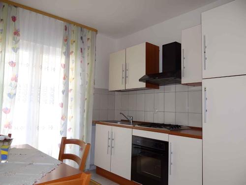 Kuchyňa alebo kuchynka v ubytovaní Apartment Okrug Gornji 24