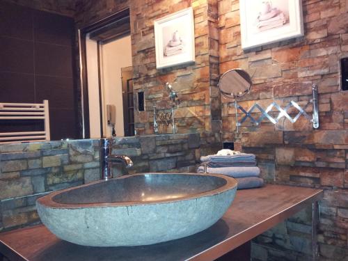 une salle de bain avec un grand lavabo en pierre sur un comptoir dans l'établissement La Petite Maison De Melanie 30m mer, à Six-Fours-les-Plages