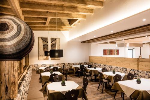 TV a/nebo společenská místnost v ubytování Hotel Almina