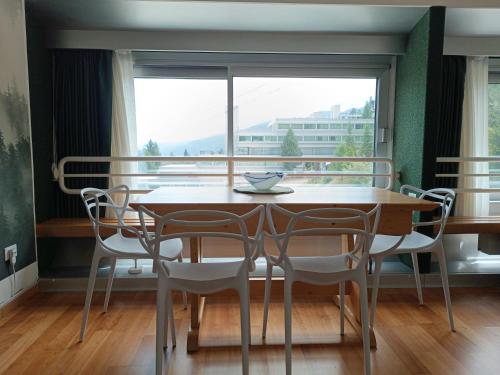 a dining room with a table and chairs and a window at Appartamenti Vacanze Casa -Residence Albare - check in Vacanze Casa - Marilleva 900 in Marilleva