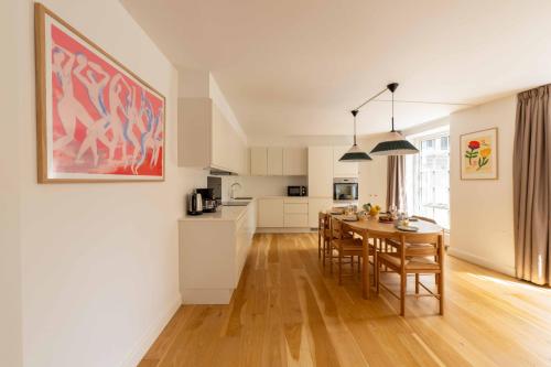 Dapur atau dapur kecil di Family-Friendly Home for 10 in Prime Location
