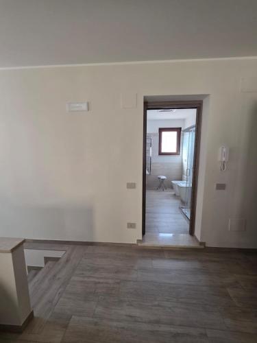 an empty room with a white wall and a doorway at Casa Vacanza da Patty in San Rufo