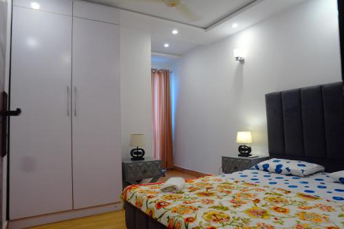 Ένα ή περισσότερα κρεβάτια σε δωμάτιο στο 2 BR city view Apartment with AC WiFi TV and more