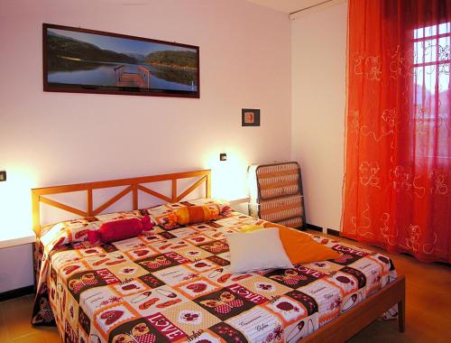 ビビオーネにあるAppartamenti Azzurroのベッドルーム(キルト付きのベッド付)