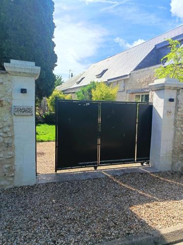 una puerta delante de una casa en Villa événements Balnéo & Spa, en Villampuy