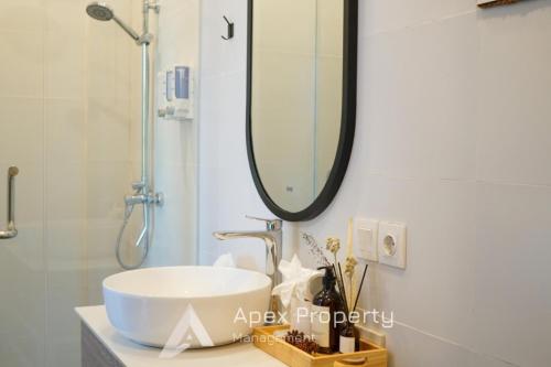 un baño con lavabo y espejo en Riverside Villa - Nyanyi Beach, en Cemagi