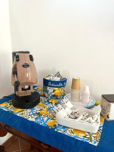 アナカプリにあるLa Perla Houseのテーブル(上にミシン付)