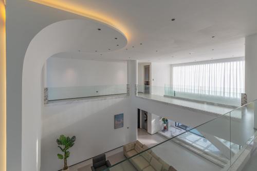 eine Treppe in einem Gebäude mit Glasdecke in der Unterkunft TML-6 bedrooms-independent swimming pool and Luxury KTV room and fitness area and pool table in Ban Huai Yai