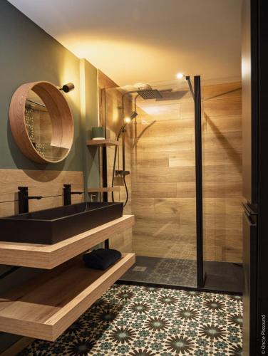 a bathroom with a black sink and a mirror at Ti Ana Chambre Bohème in Évran