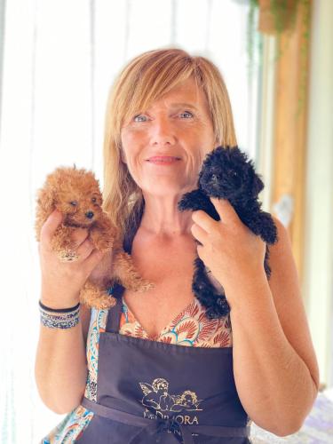 a woman holding two stuffed animals in her hands at la dimora degli angeli in Perugia
