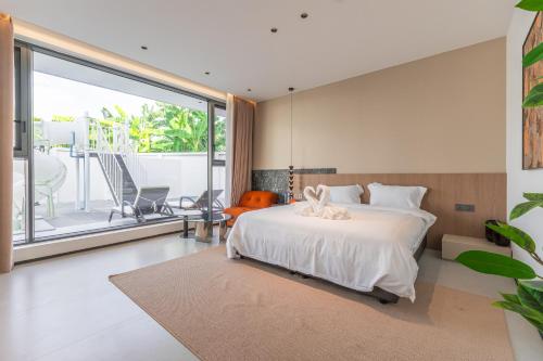 ein Schlafzimmer mit großem Bett und Balkon in der Unterkunft TML-6 bedrooms-independent swimming pool and Luxury KTV room and fitness area and pool table in Ban Huai Yai
