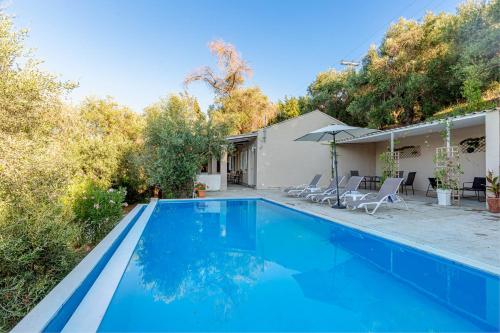Πισίνα στο ή κοντά στο Deja Blue Beach & Pool House, by Estia