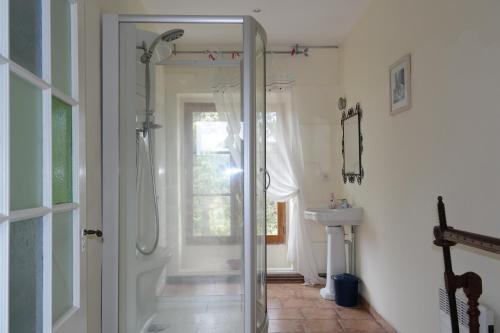 une salle de bain avec douche et lavabo dans l'établissement The Cottage, Clos des Archers, à Aigues-Vives