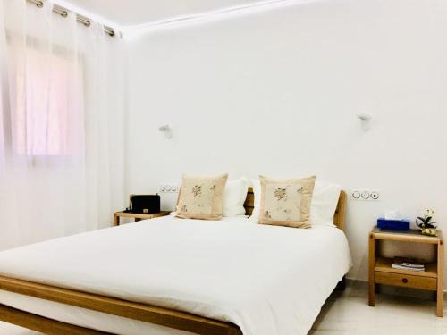 Princess Palace Monaco tesisinde bir odada yatak veya yataklar