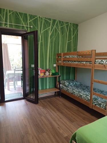 Un dormitorio con dos literas y un espejo. en BB6 di Elena e Roberto, en Casavecchie