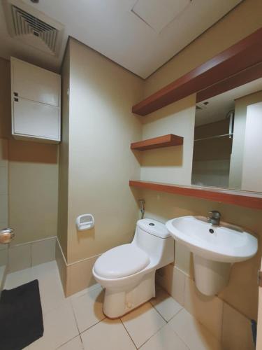 Un baño de Condo Unit with Balcony Avida IT Park