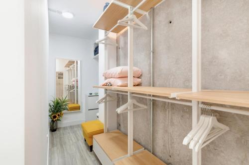 a room with white shelves and a wall at Heaven Ocin vacacional in Telde
