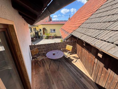 un patio avec une table et des chaises sur une terrasse dans l'établissement Ferienwohnung Storchennest, à Bad Liebenstein