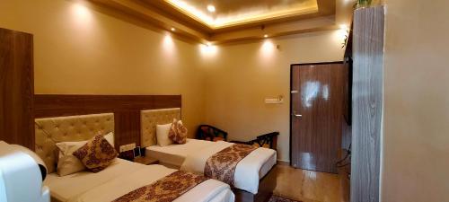 Postel nebo postele na pokoji v ubytování Hotel Varuna Grand