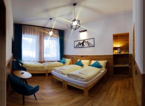 ein Wohnzimmer mit zwei Betten und einer Couch in der Unterkunft ZIELONA GOSPODA Choice in Preseka