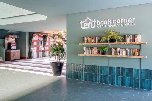 un atrio di una libreria con libri sugli scaffali di tent Mojito Suites a Magaluf