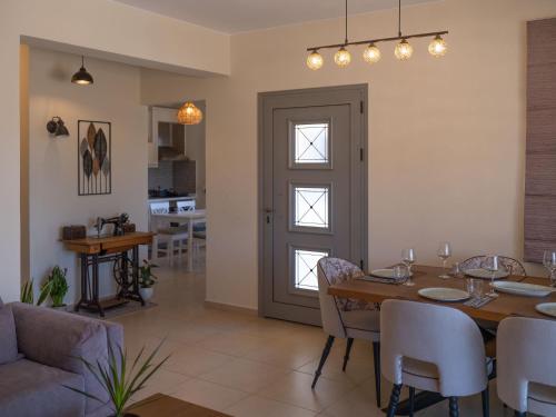 une salle à manger avec une table et des chaises et une cuisine dans l'établissement Villa Varda Antony, à Agios Nikolaos