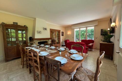 une salle à manger avec une table et des chaises en bois dans l'établissement Clos de la Gare, à Tournan-en-Brie